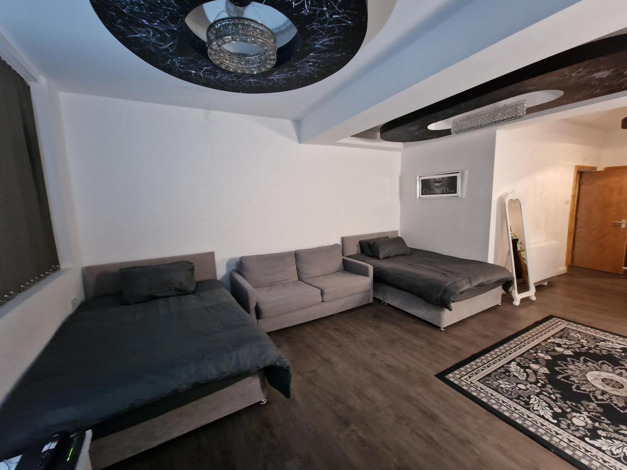 Apartment 31 London Road Sleeps 4 *